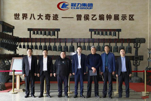 在程力汽車集團(tuán)總部迎賓大廳，雙方代表觀摩世界八大奇跡編鐘后合影紀(jì)念