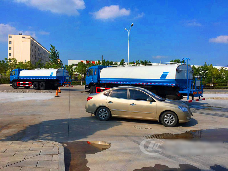 云南客戶批量訂購的東風(fēng)后雙橋?yàn)⑺囀状伟l(fā)車3臺