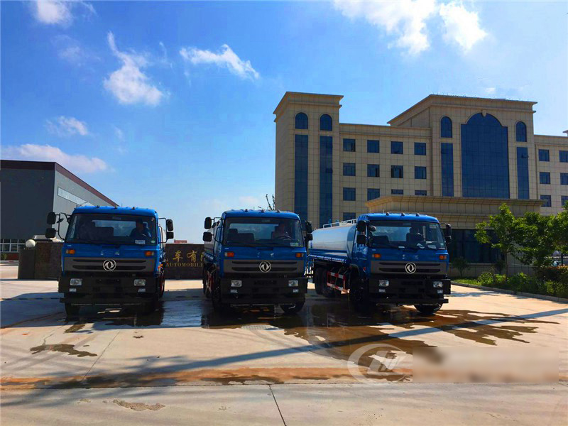 云南客戶批量訂購的東風(fēng)后雙橋?yàn)⑺囀状伟l(fā)車3臺