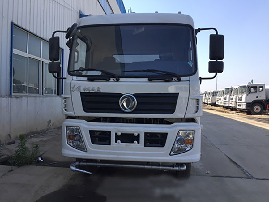 東風(fēng)專底灑水車(chē)